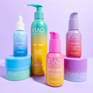 Sechs farbenfrohe Flaschen und Tiegel von INAO by essence stehen auf einem violetten Untergrund. Das Skincare Lover Sparset enthält Seren, Cremes und einen Peeling-Reiniger in leuchtenden Blau-, Grün-, Gelb-, Pink- und Violett-Verpackungen.