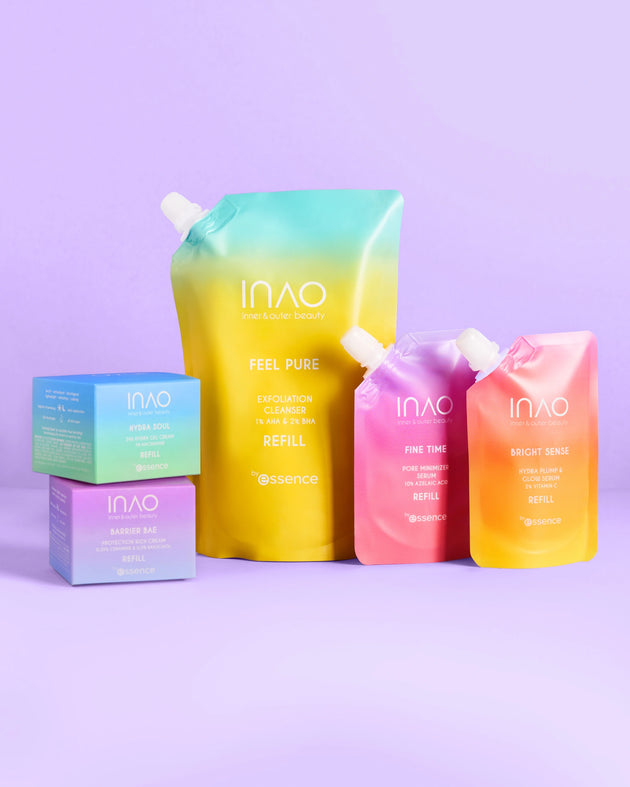 Die Nachfüllpackungen und Boxen für die Hautpflegeprodukte „Refill Lover“ von INAO by essence sind auf einer hellvioletten Oberfläche angeordnet und bieten mit ihren Pastellverläufen in Gelb, Blau, Rosa und Lila nachhaltige Nachfülloptionen.