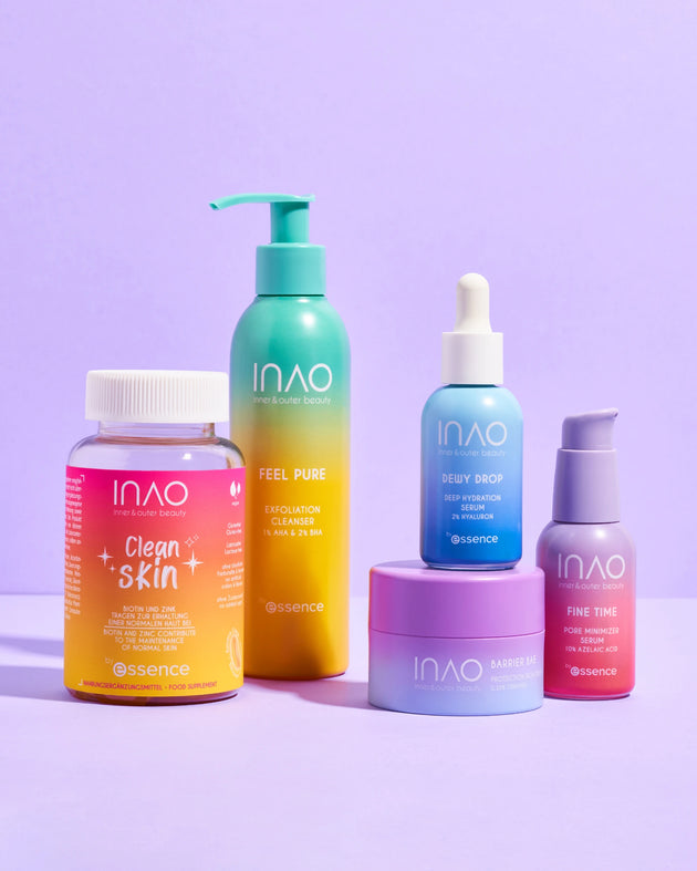 Ein Set aus fünf farbenfrohen Hautpflegeprodukten von INAO by essence, genannt „Get Stronger Sparset“, wird vor einem violetten Hintergrund mit Flaschen und Tiegeln mit den Aufschriften „Clean Skin“, „Feel Pure“, „Dewy Drop“, „Barrier Me“ und „Fine Time“ präsentiert.