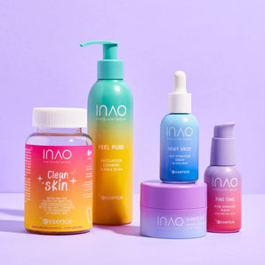 Ein Set aus fünf farbenfrohen Hautpflegeprodukten von INAO by essence, genannt „Get Stronger Sparset“, wird vor einem violetten Hintergrund mit Flaschen und Tiegeln mit den Aufschriften „Clean Skin“, „Feel Pure“, „Dewy Drop“, „Barrier Me“ und „Fine Time“ präsentiert.