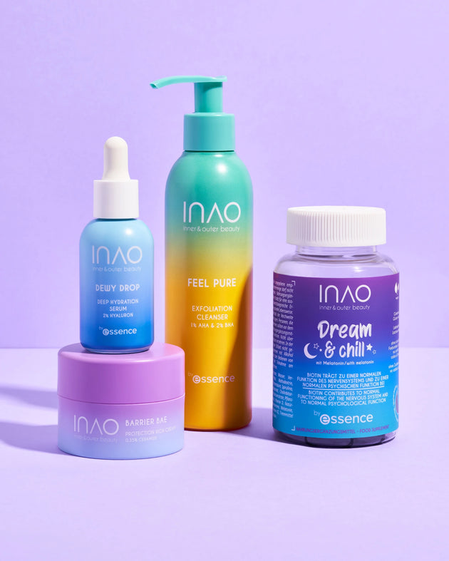 Vier farbenfrohe INAO by essence Dreamy Skin Sparset-Produkte sind auf einer violetten Oberfläche und einem violetten Hintergrund angeordnet und umfassen eine Tropfflasche, eine Pumpflasche, ein Glas und „Dream & Chill“-Gummis – ideal für Ihre entspannende Hautpflegeroutine vor dem Schlafengehen.