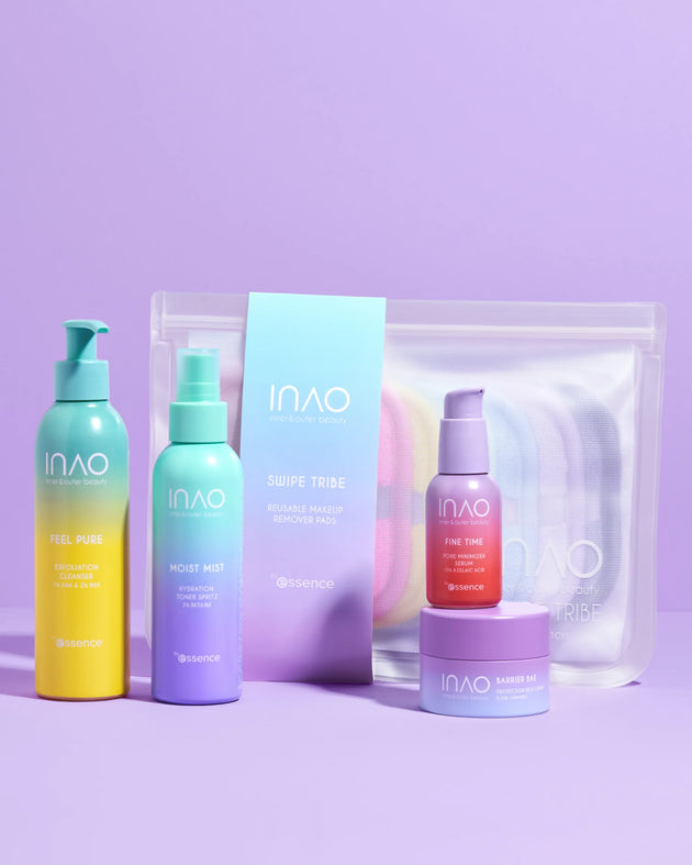 Vier farbenfrohe INAO by essence Happy Evenings Sparset-Pflegeprodukte und ein transparenter Reißverschlussbeutel werden auf violettem Hintergrund präsentiert. Das Set enthält Flaschen, einen Tiegel und wiederverwendbare Make-up-Entferner-Pads in Pastellfarben.