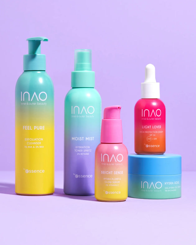 Fünf leuchtende Hautpflegeprodukte von „INAO by essence“, darunter „Happy Mornings mit INAO“, sind auf einer violetten Oberfläche angeordnet – ideal, um Ihre Morgenroutine aufzuhellen und gleichzeitig die Haut vor UV-Strahlen zu schützen.