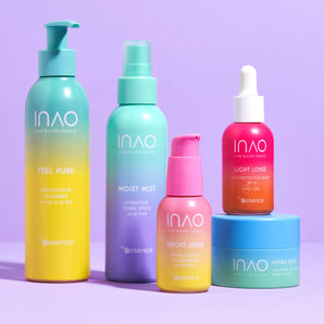 Fünf leuchtende Hautpflegeprodukte von „INAO by essence“, darunter „Happy Mornings mit INAO“, sind auf einer violetten Oberfläche angeordnet – ideal, um Ihre Morgenroutine aufzuhellen und gleichzeitig die Haut vor UV-Strahlen zu schützen.