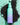 Eine Flasche INAO by essence Moist Mist Hydration Toner Spritz steht aufrecht auf schwarzem Reis vor türkisfarbenem Hintergrund. Das Spray besticht durch ein blau-violettes Farbverlaufsdesign und einen hellblauen Verschluss.
