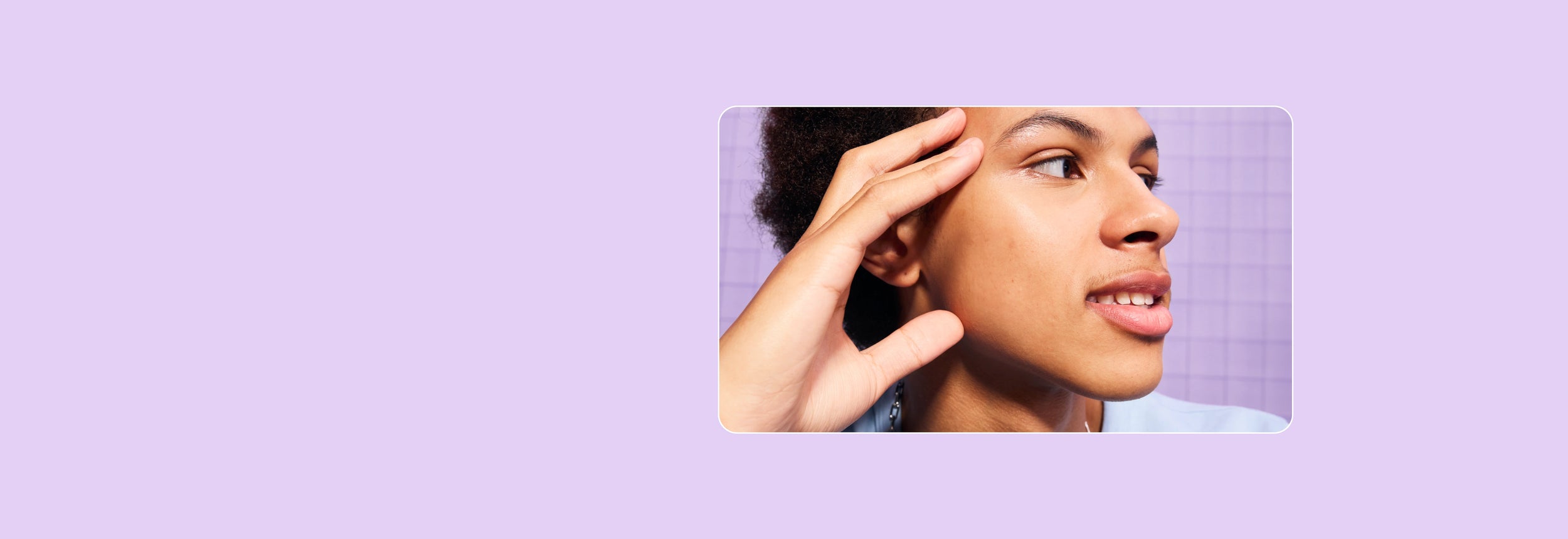 Eine Person mit kurzen lockigen Haaren blickt zur Seite und legt ihre Hand auf ihr Gesicht, vor einem violetten Hintergrund mit dem Wort „Essenz“ in der Ecke.