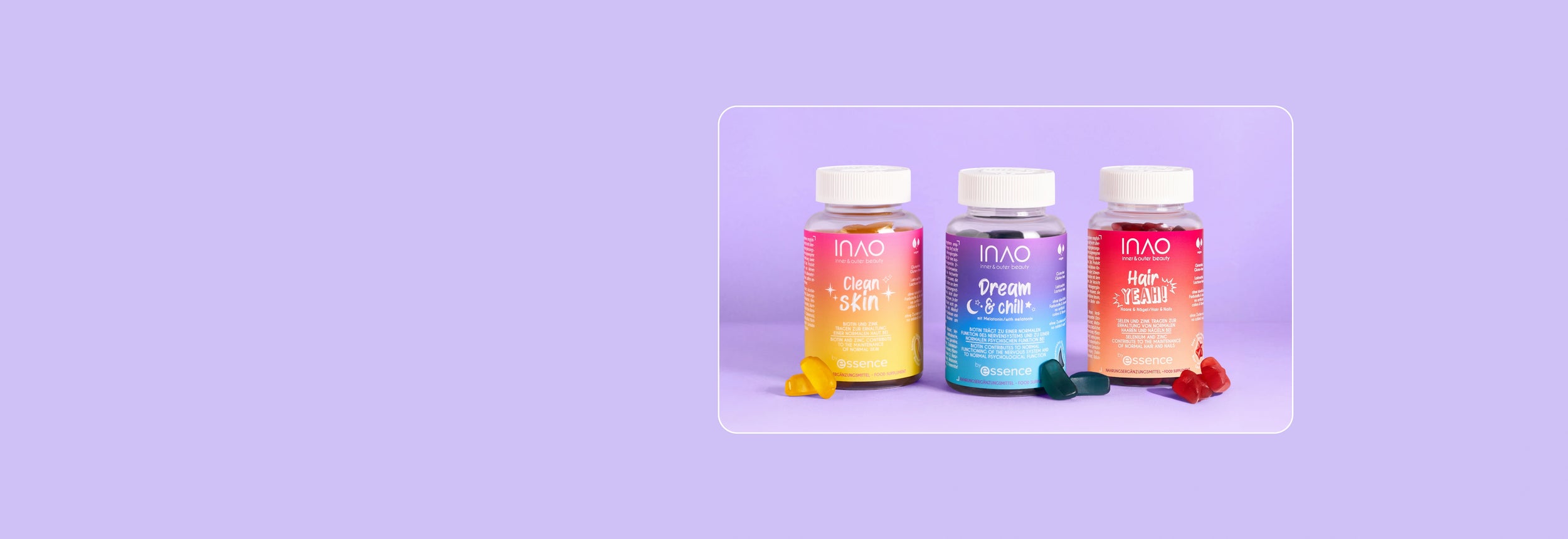 Acht bunte Vitaminflaschen stehen aufgereiht, über jeder Flasche liegen farblich passende Vitamingummis verteilt auf einem pastellpfirsichfarbenen Hintergrund. Das „by essence“-Logo befindet sich in der unteren rechten Ecke.