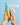 Eine Hand hält ein INAO von Essence Swipe Tribe wiederverwendbares Make-up-Entferner-Pad, das andere das Feel Pure Exfoliation Cleanser. Sprechblase: „Mit Wasser oder Cleanser anwendbar – für gereinigte Haut.