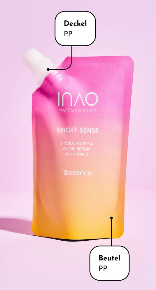 Ein rosa-gelber Farbverlaufsbeutel mit der Aufschrift „inao BRIGHT SENSE Hydra Plump & Glowi Serum 2% Vitamin C von essence“ steht aufrecht. Die Beschriftung auf Deutsch bezeichnet den Verschluss als „Deckel PP“ und den Beutel als „Beutel PP“.