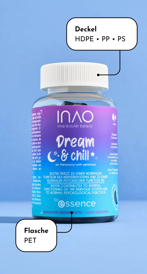 Eine Flasche mit der Aufschrift „Dream & Chill“ von essence mit weißem Deckel. Das Etikett ist lila und blau und weist auf Melatonin und Biotin hin. Anmerkungen weisen darauf hin, dass der Verschluss aus HDPE, PP und PS und die Flasche aus PET besteht.