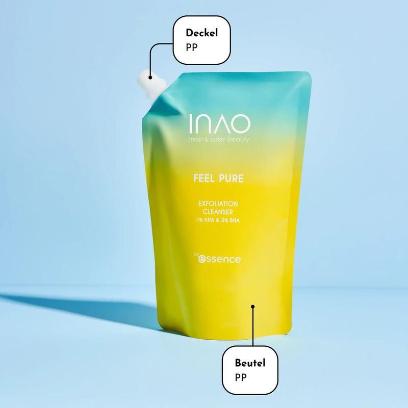 Ein bunter Beutel mit INAO Feel Pure Exfoliation Cleanser steht aufrecht auf einer blauen Oberfläche, mit Etiketten, die den Verschluss als „Deckel PP“ und den Beutel als „Beutel PP“ kennzeichnen.