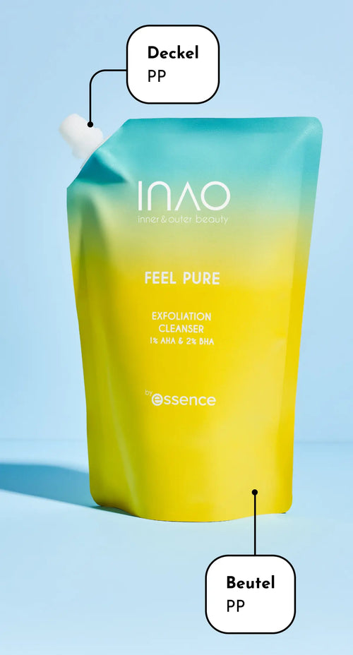 Ein gelb-türkisfarbener Beutel mit der Aufschrift „INAO Feel Pure Exfoliation Cleanser von Essence“ steht aufrecht, wobei die Etiketten darauf hinweisen, dass Deckel und Beutel aus PP (Polypropylen) bestehen.
