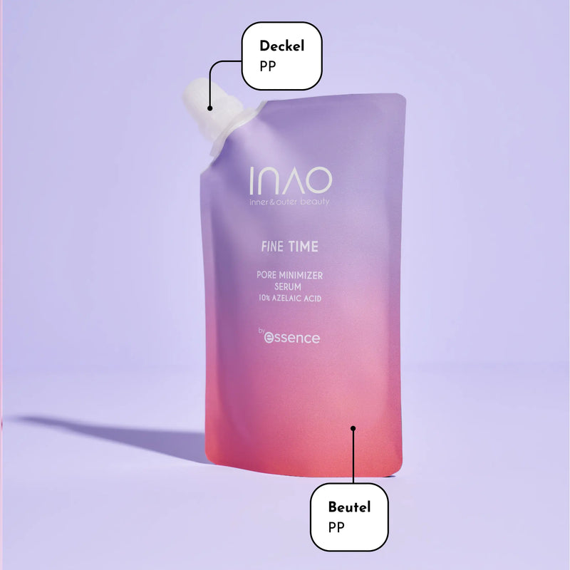 Ein Beutel mit violett-rosa Farbverlauf und der Aufschrift „INAA Fine Time Pore Minimizer Serum“ steht aufrecht mit weißem Deckel. Text und Pfeile kennzeichnen den Deckel mit „Deckel PP“ und den Beutel mit „Beutel PP“.