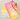 Eine Hand mit bunten Ringen hält eine rosa-gelbe INAO Clean Skin Nachfüllpackung. Der Text auf dem Bild lautet „93% weniger Kunststoff“, „Ich bin dein Nachfüllpack“ und beschreibt die umweltfreundliche Verpackung.