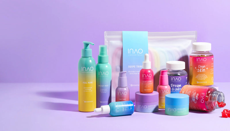 Alle INAO Produkte auf lila Hintergrund: Skincare, Seren, Cremes und Nahrungsergänzungsmittel mit bunten Verpackungen.