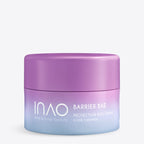 Ein Tiegel „INAO by essence Barrier Bae Protection Rich Cream“ mit 0,35 % Ceramid zur Stärkung Ihrer Hautbarriere. Der violette und blaue Tiegel mit weißer Beschriftung hebt sich deutlich von einem schlichten, hellen Hintergrund ab.