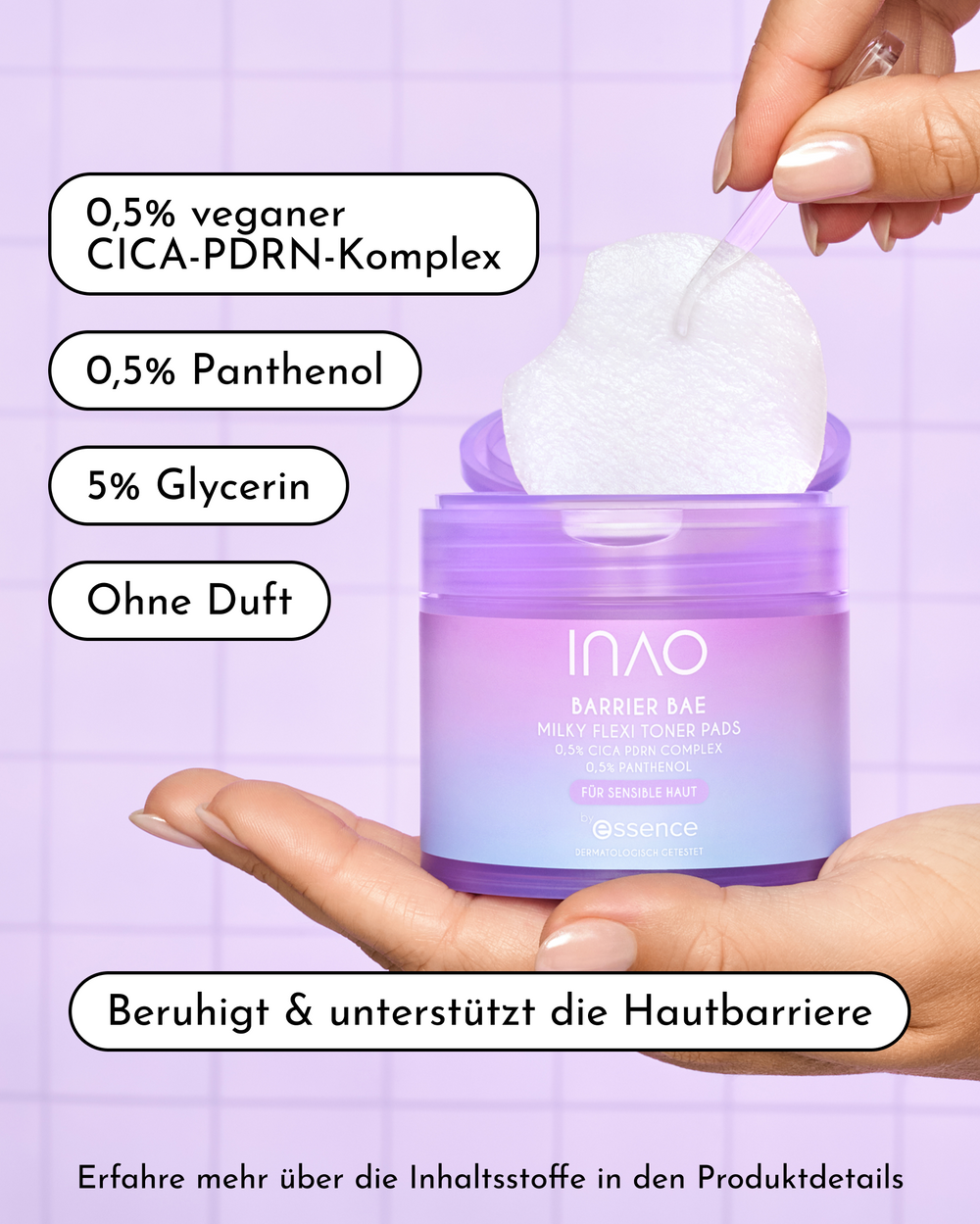 Hand hält die geöffnete Dose der Barrier Bae Milky Flexi Toner Pads, mit den Angaben 0,5% veganer CICA-PDRN-Komplex, 0,5% Panthenol, 5% Glycerin, ohne Duft sowie „Beruhigt & unterstützt die Hautbarriere“.