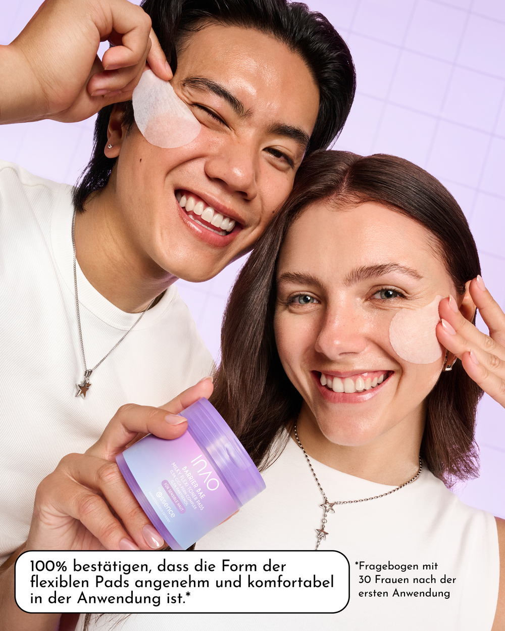 Zwei lächelnde Personen legen sich Toner Pads auf die Wangen, eine hält die geöffnete Dose, mit dem Studienergebnis „100% bestätigen, dass die Form der flexiblen Pads angenehm und komfortabel in der Anwendung ist“.