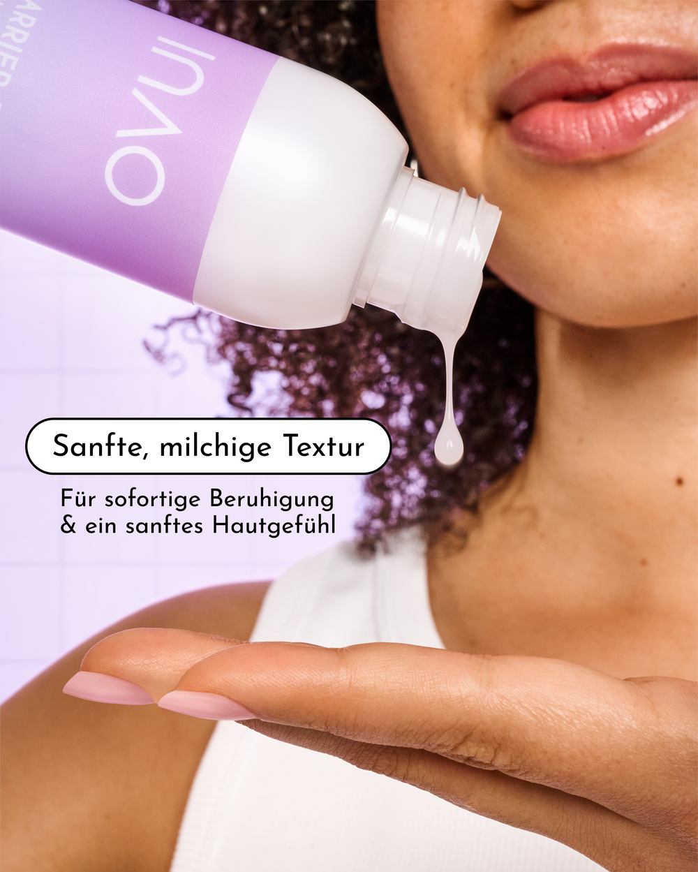 Milchige Textur des Barrier Bae Milky Peptide Toner tropft aus der Flasche in eine Handfläche, mit dem Hinweis „Sanfte, milchige Textur für sofortige Beruhigung & ein sanftes Hautgefühl“.
