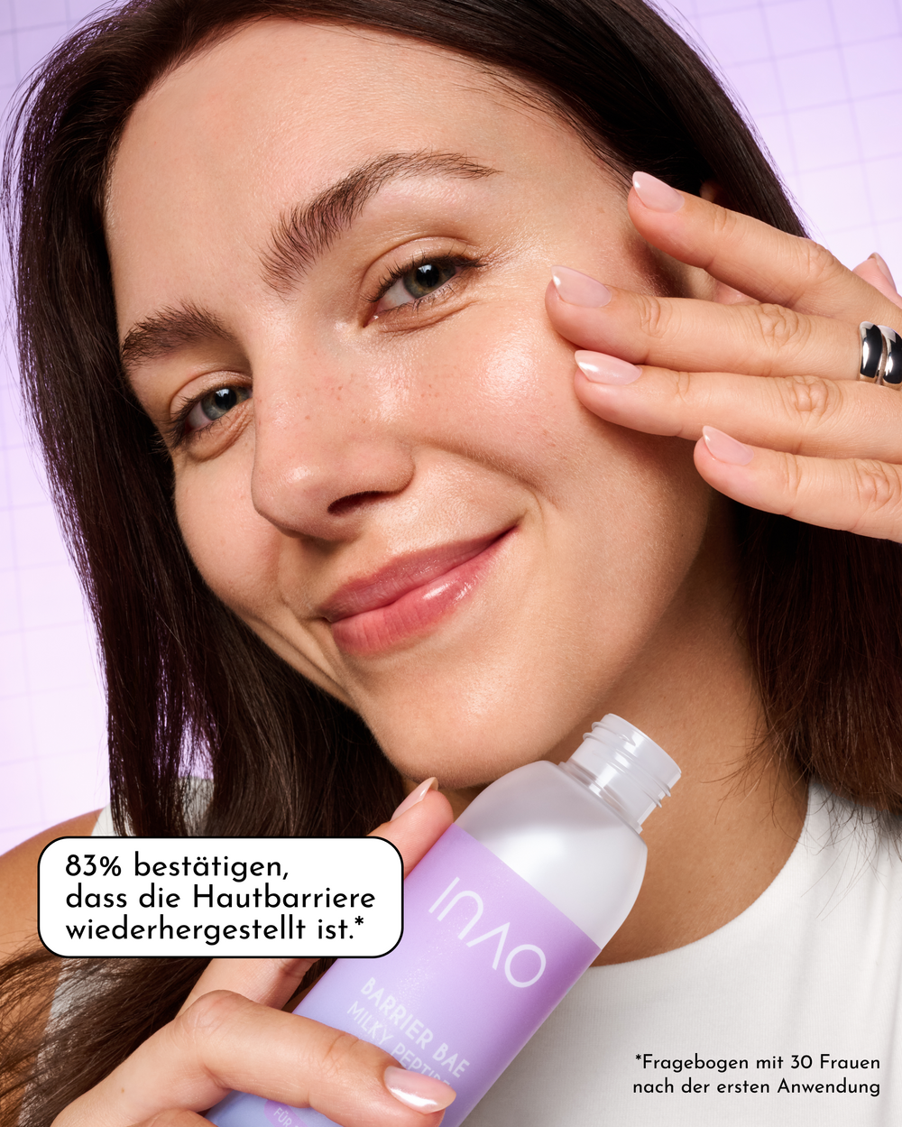 Lächelnde Person hält den Barrier Bae Milky Peptide Toner und berührt ihre Wange, mit dem Studienergebnis „83% bestätigen, dass die Hautbarriere wiederhergestellt ist“.