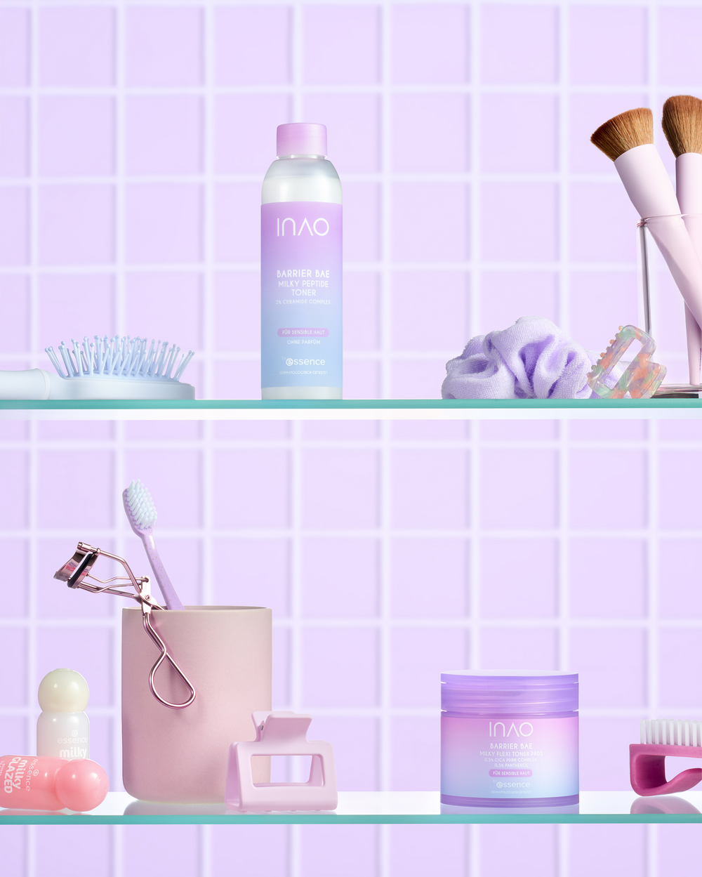 Barrier Bae Milky Peptide Toner und die Milky Flexi Toner Pads stehen auf lila Badezimmerregalen zwischen Pinseln und Pflegeutensilien.