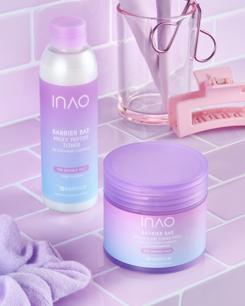 Barrier Bae Milky Peptide Toner neben der Dose der Milky Flexi Toner Pads und einem lila Handtuch auf einer Fliesenablage.