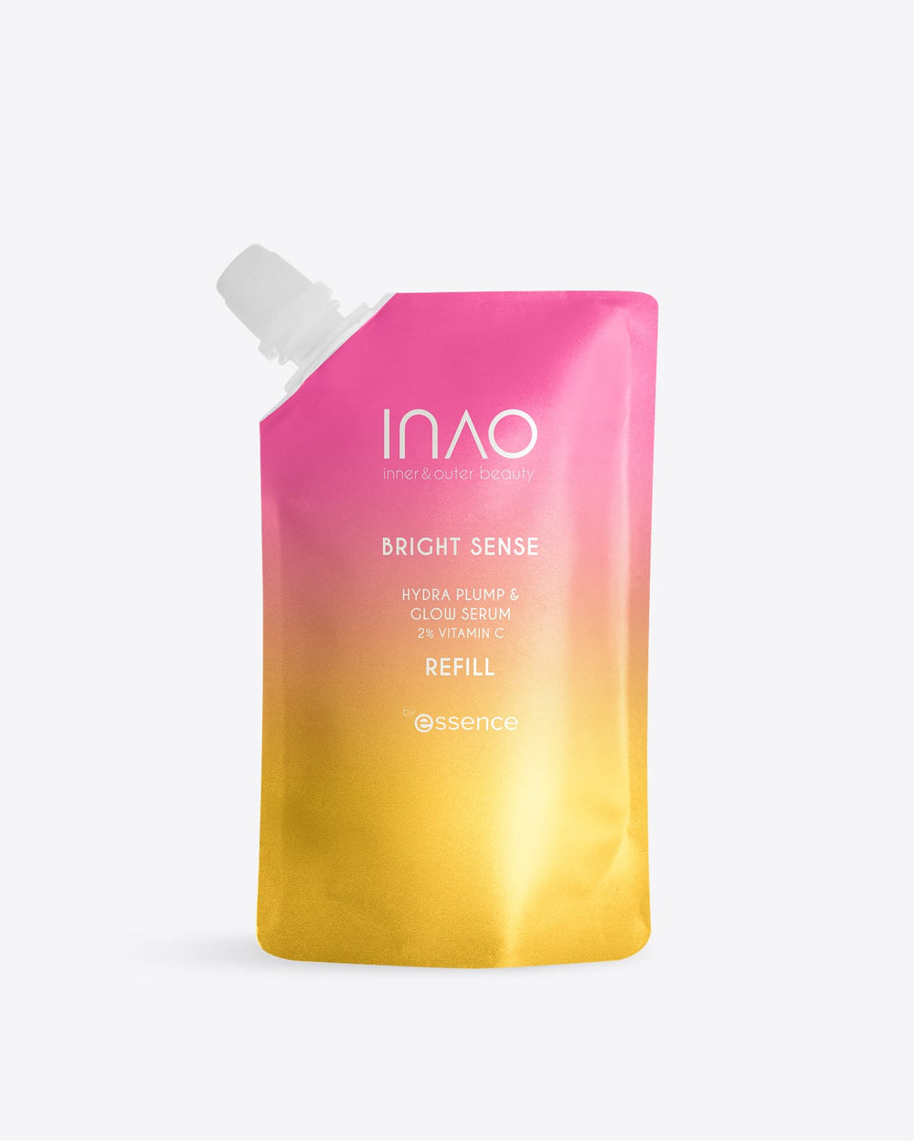 Ein Nachfüllbeutel mit rosa-gelbem Farbverlauf und der Aufschrift „Bright Sense Hydra Plump & Glow Serum Refill“ von INAO by essence, mit Hyaluronsäure, 21 % Vitamin C und einer weißen Ausgießkappe oben links.