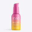 Auf einem hellen Hintergrund ist eine Flasche des „INAO by essence Bright Sense Hydra Plump & Glow Serum“ mit einem rosa Farbverlauf und einem rosa Pumpspender zu sehen.