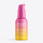 Auf einem hellen Hintergrund ist eine Flasche des „INAO by essence Bright Sense Hydra Plump & Glow Serum“ mit einem rosa Farbverlauf und einem rosa Pumpspender zu sehen.
