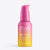 Auf einem hellen Hintergrund ist eine Flasche des „INAO by essence Bright Sense Hydra Plump & Glow Serum“ mit einem rosa Farbverlauf und einem rosa Pumpspender zu sehen.