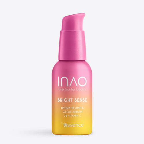 Auf einem hellen Hintergrund ist eine Flasche des „INAO by essence Bright Sense Hydra Plump & Glow Serum“ mit einem rosa Farbverlauf und einem rosa Pumpspender zu sehen.