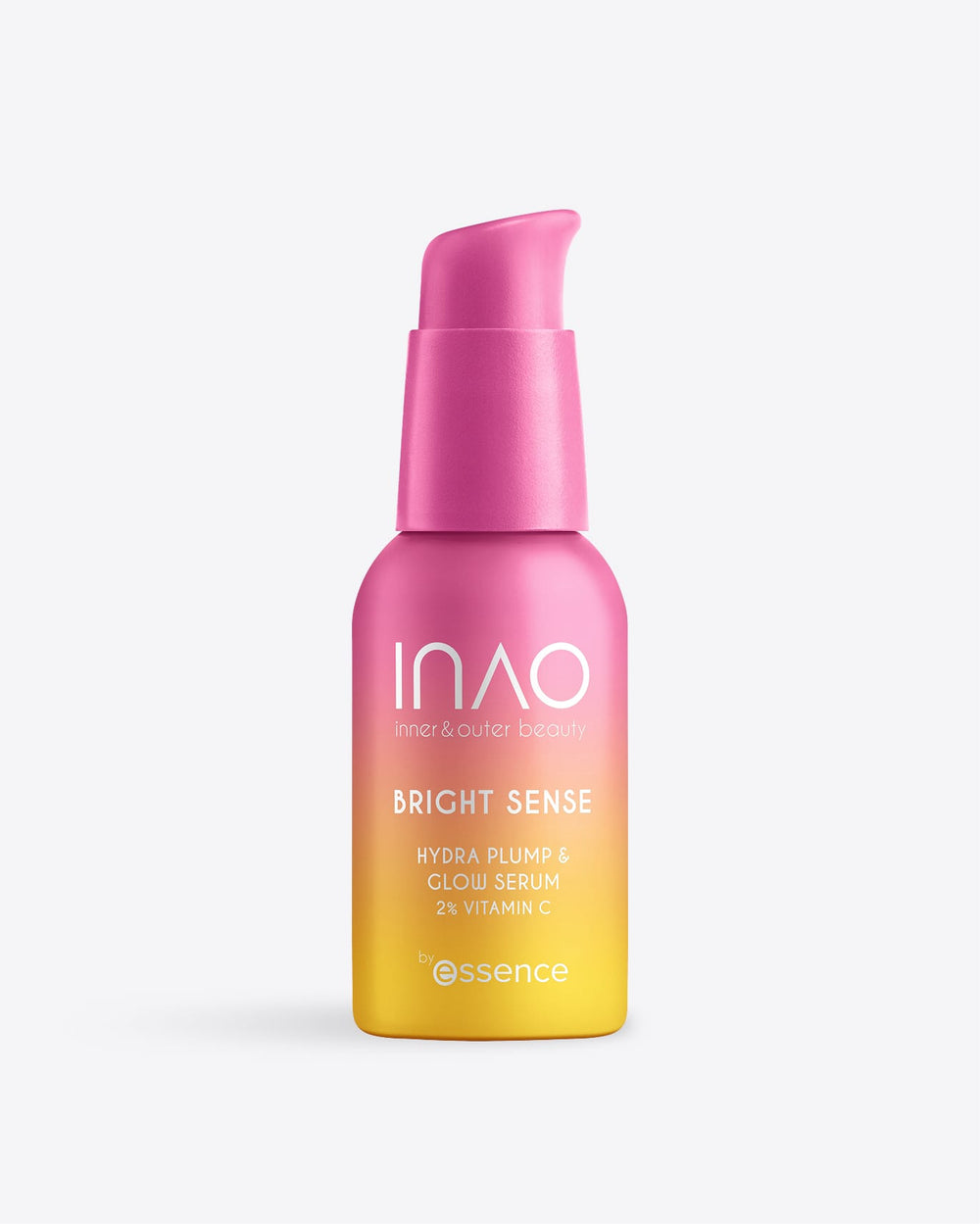Auf einem hellen Hintergrund ist eine Flasche des „INAO by essence Bright Sense Hydra Plump & Glow Serum“ mit einem rosa Farbverlauf und einem rosa Pumpspender zu sehen.