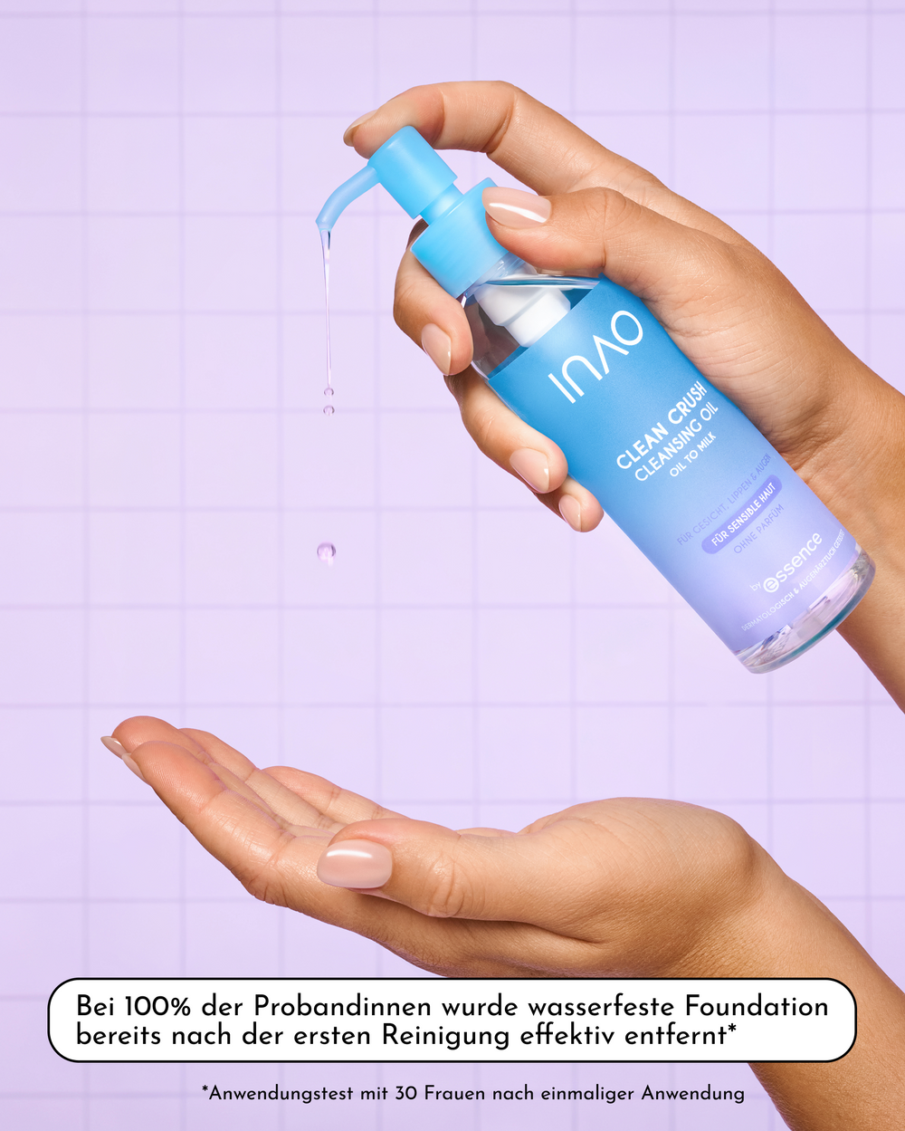 Hände verteilen das Clean Crush Cleansing Oil in der Handfläche, mit dem Studienergebnis „Bei 100% der Probandinnen wurde wasserfeste Foundation bereits nach der ersten Reinigung effektiv entfernt“.