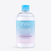 Eine durchsichtige Plastikflasche mit „INAO by essence Clean Crush Mizellenwasser“ mit blauem Verschluss und einem Etikett mit Farbverlauf enthält 5 % Glycerin. Dieser alkoholfreie und parfümfreie Make-up-Entferner eignet sich perfekt für empfindliche Haut im Gesicht, auf den Lippen und um die Augen herum.