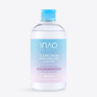 Eine durchsichtige Plastikflasche mit „INAO by essence Clean Crush Mizellenwasser“ mit blauem Verschluss und einem Etikett mit Farbverlauf enthält 5 % Glycerin. Dieser alkoholfreie und parfümfreie Make-up-Entferner eignet sich perfekt für empfindliche Haut im Gesicht, auf den Lippen und um die Augen herum.