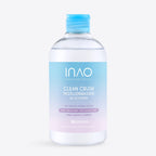 Eine durchsichtige Plastikflasche mit „INAO by essence Clean Crush Mizellenwasser“ mit blauem Verschluss und einem Etikett mit Farbverlauf enthält 5 % Glycerin. Dieser alkoholfreie und parfümfreie Make-up-Entferner eignet sich perfekt für empfindliche Haut im Gesicht, auf den Lippen und um die Augen herum.