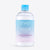 Eine durchsichtige Plastikflasche mit „INAO by essence Clean Crush Mizellenwasser“ mit blauem Verschluss und einem Etikett mit Farbverlauf enthält 5 % Glycerin. Dieser alkoholfreie und parfümfreie Make-up-Entferner eignet sich perfekt für empfindliche Haut im Gesicht, auf den Lippen und um die Augen herum.
