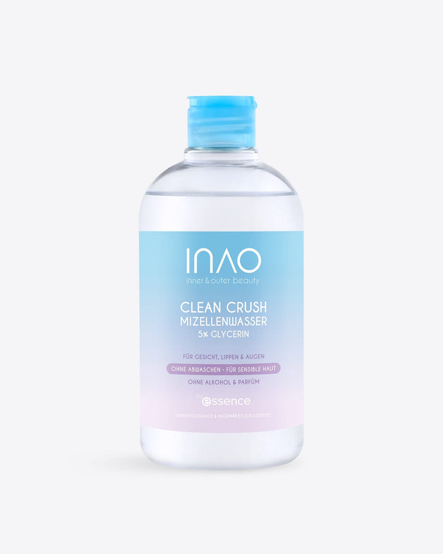 Eine durchsichtige Plastikflasche mit „INAO by essence Clean Crush Mizellenwasser“ mit blauem Verschluss und einem Etikett mit Farbverlauf enthält 5 % Glycerin. Dieser alkoholfreie und parfümfreie Make-up-Entferner eignet sich perfekt für empfindliche Haut im Gesicht, auf den Lippen und um die Augen herum.