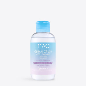 Eine durchsichtige Plastikflasche mit blauem Verschluss und der Aufschrift „INAO Clean Crush Mizellenwasser Reisegröße“. Dieses sanfte Mizellenwasser ist ideal für empfindliche Haut und besticht durch Designelemente in Blau und Lavendel.