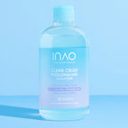 Eine klare Flasche INAO by essence Clean Crush Mizellenwasser mit 5% Glycerin steht auf einer hellblauen Fläche vor einem passenden blauen Hintergrund. Auf dem weiß-blauen Etikett steht lila Text, der die Vorteile des Produkts hervorhebt.