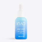 Eine blaue Tropfflasche mit Farbverlauf und der Aufschrift „Dewy Drop Deep Hydration Serum“ von INAO by essence steht aufrecht vor einem hellen Hintergrund und rückt dieses feuchtigkeitsspendende Serum in den Vordergrund – ideal für die tägliche Hautpflege.