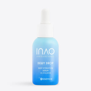 Eine blaue Tropfflasche mit Farbverlauf und der Aufschrift „Dewy Drop Deep Hydration Serum“ von INAO by essence steht aufrecht vor einem hellen Hintergrund und rückt dieses feuchtigkeitsspendende Serum in den Vordergrund – ideal für die tägliche Hautpflege.