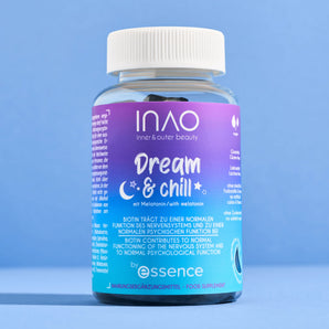 Eine Flasche INAO von essence Dream & Chill Gummies steht aufrecht vor einem hellblauen Hintergrund und präsentiert ihr blaues und violettes Etikett mit weißem Text.