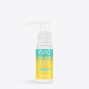 Eine durchsichtige Pumpflasche des INAO Feel Pure Exfoliation Cleanser in Reisegröße mit einem gelb-grün verlaufenden Etikett und der Aufschrift „Niacinamid“ steht aufrecht vor einem hellen Hintergrund – ideal für die tägliche Reinigung.