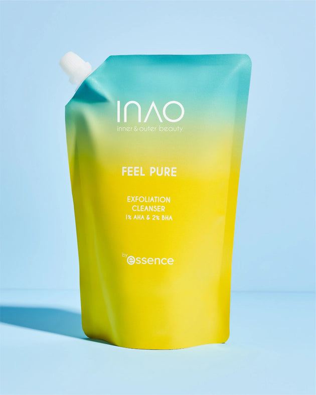 Ein farbenfroher Beutel mit Farbverlauf und der Aufschrift „INAO by essence, Feel Pure AHA & BHA Exfoliation Cleanser Refill“ steht aufrecht vor einem hellblauen Hintergrund.