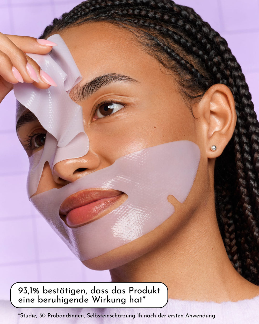 Eine Frau trägt die zweiteilige „Fine Time Calming & Glow Hydrogel Mask“ von INAO zur intensiven Feuchtigkeitspflege auf. Der Text auf dem Bild weist darauf hin, dass 93,1 % bestätigen: Die Maske hat eine beruhigende Wirkung. Vor einem Hintergrund aus hellvioletten Fliesen wird das Versprechen strahlender Haut hervorgehoben.