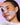 Eine Frau trägt die zweiteilige „Fine Time Calming & Glow Hydrogel Mask“ von INAO zur intensiven Feuchtigkeitspflege auf. Der Text auf dem Bild weist darauf hin, dass 93,1 % bestätigen: Die Maske hat eine beruhigende Wirkung. Vor einem Hintergrund aus hellvioletten Fliesen wird das Versprechen strahlender Haut hervorgehoben.