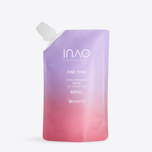 Ein pastellfarbener Ombré-Beutel mit der Aufschrift „Fine Time Pore Minimizer Serum Refill“ von INAO by essence für unreine Haut, mit einem weißen Ausgießer oben links. Die Verpackung verläuft von Lila zu Rosa.