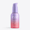 Eine Flasche des „INAO by essence Fine Time Pore Minimizer Serum“ mit 10 % Azelainsäure in einem rosa-lila Farbverlauf, mit Pumpspender und einem eleganten, modernen Design – perfekt für unreine Haut.
