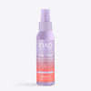 Eine lavendelfarbene Flasche „INAO by essence Fine Time Daily Hypo Spray“ (0,02 % hypochlorige Säure), die laut Etikett zur dermatologischen Anwendung zur Beruhigung der Haut bestimmt ist, steht aufrecht vor einem schlichten, hellen Hintergrund.